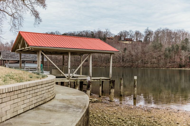 308 Lakecrest Dr, Harriman, TN 37748