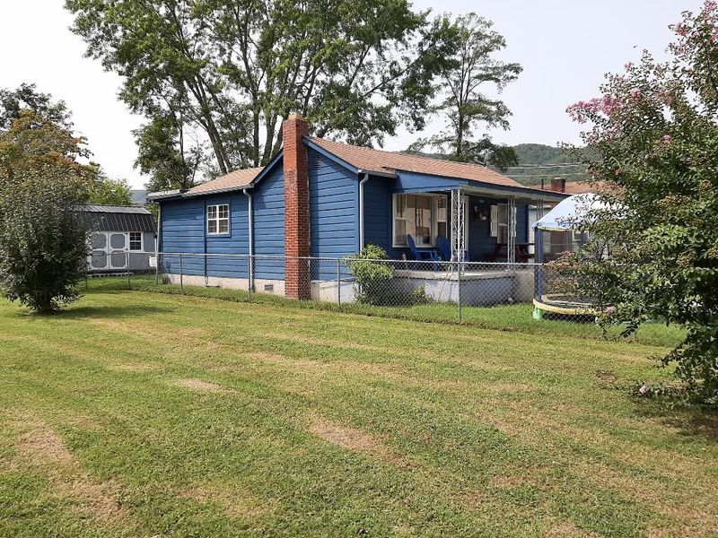 308 River Dr, Lafollette, TN 37766