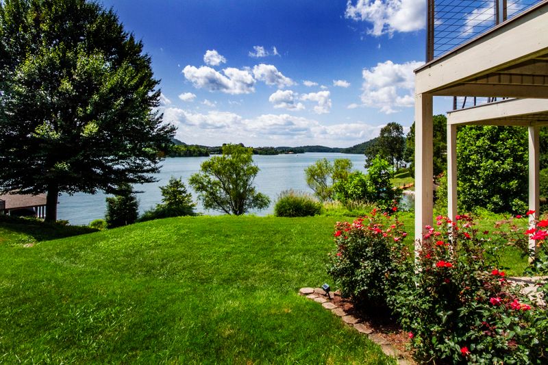 308 Southshore Dr, Greenback, TN 37742