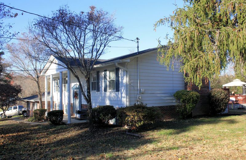 3088 Dixie Lee Cir, Lenoir City, TN 37772