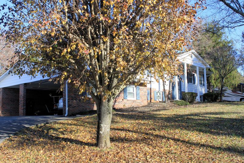3088 Dixie Lee Cir, Lenoir City, TN 37772