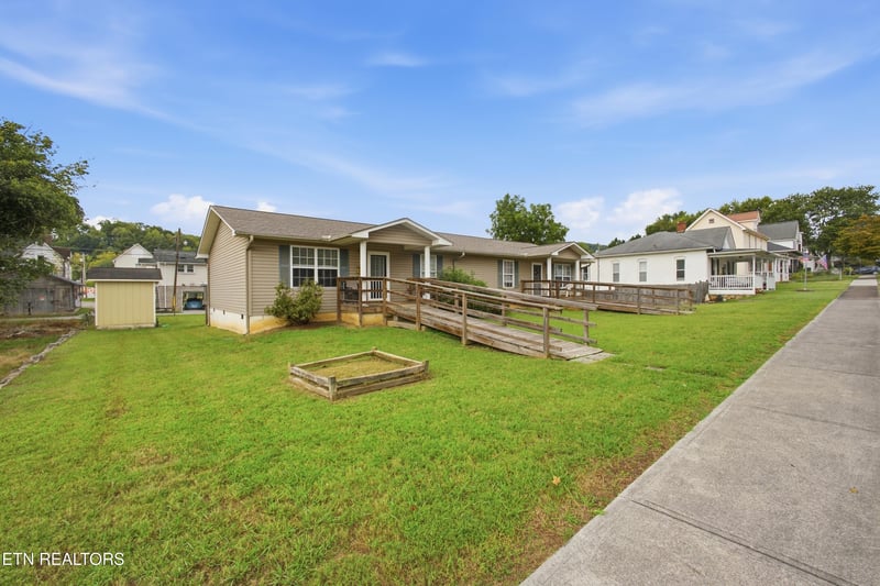 309 Carter Ave, Harriman, TN 37748