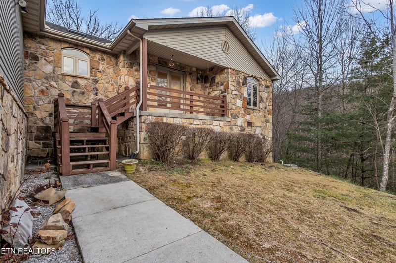 31 Byron Ln, Crossville, TN 38558