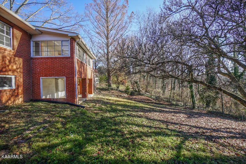 31 Outer Dr, Oak Ridge, TN 37830