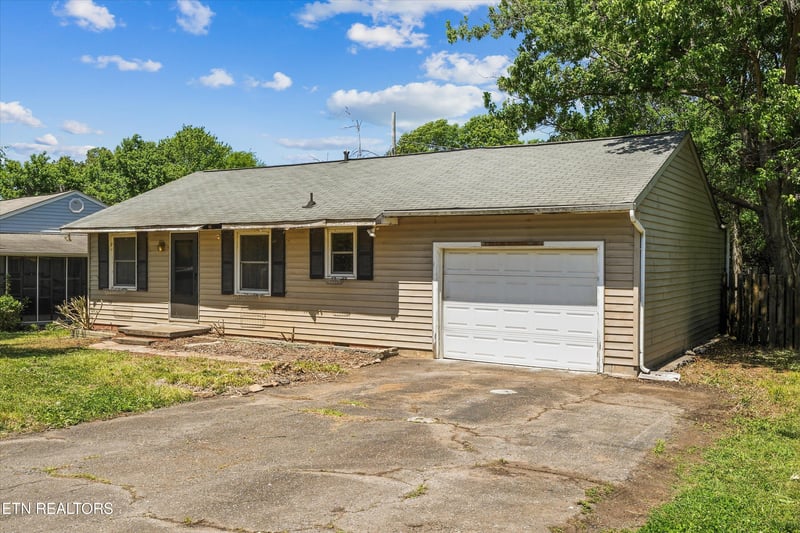 310 Defoe Cir, Maryville, TN 37804