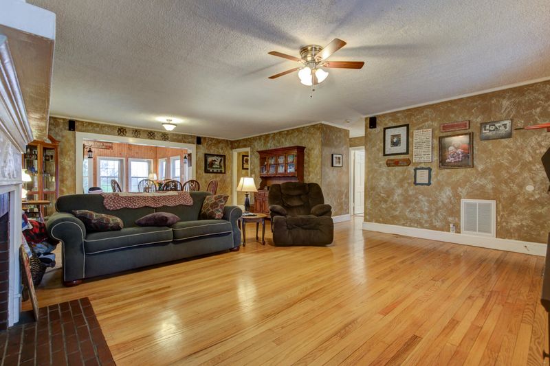 310 E 2nd Ave, Lenoir City, TN 37771
