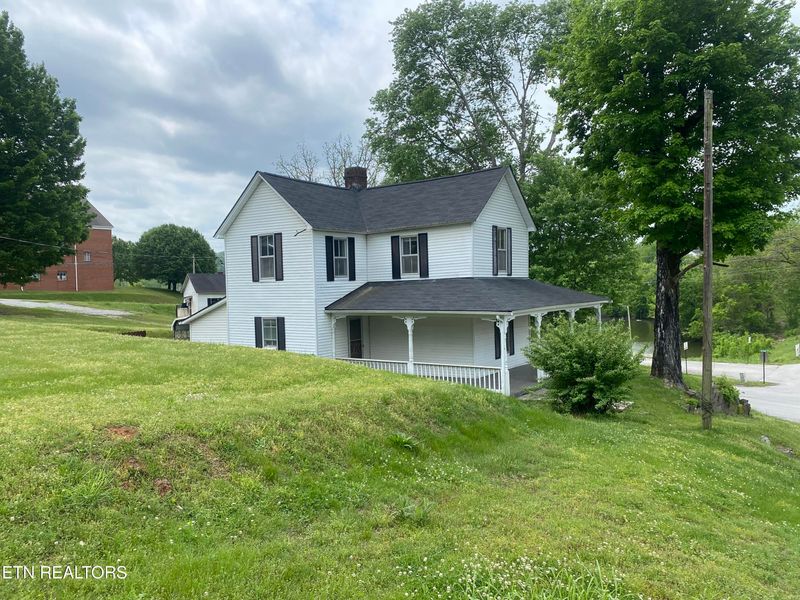 310 Hickory St, Harriman, TN 37748