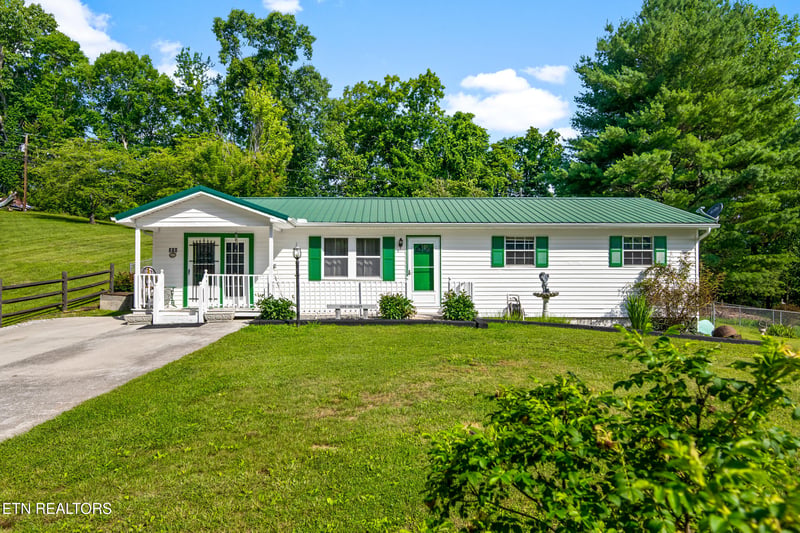 310 Hollifield Dr, Jacksboro, TN 37757
