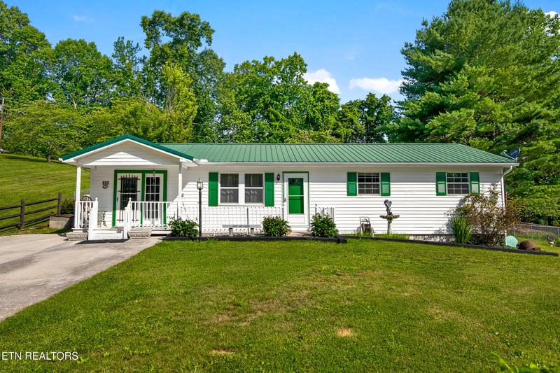 310 Hollifield Dr, Jacksboro, TN 37757