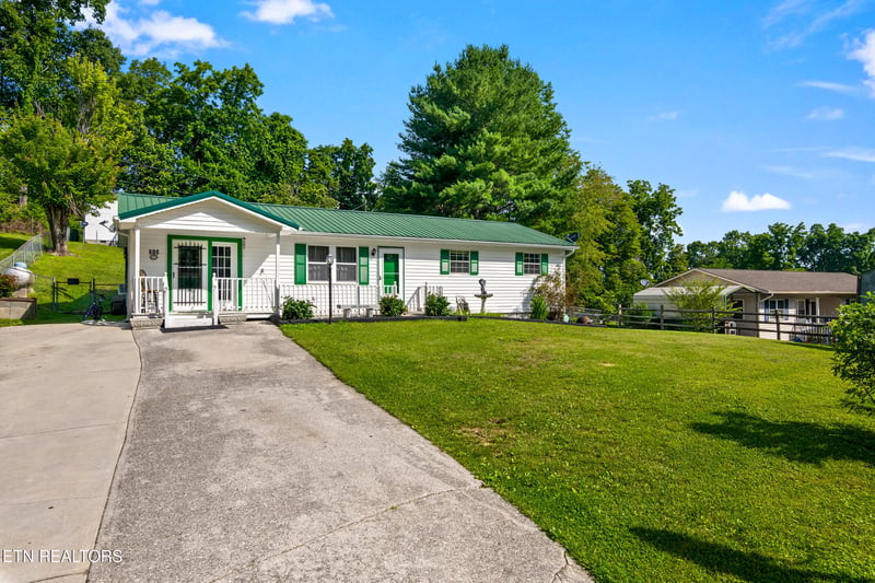 310 Hollifield Dr, Jacksboro, TN 37757