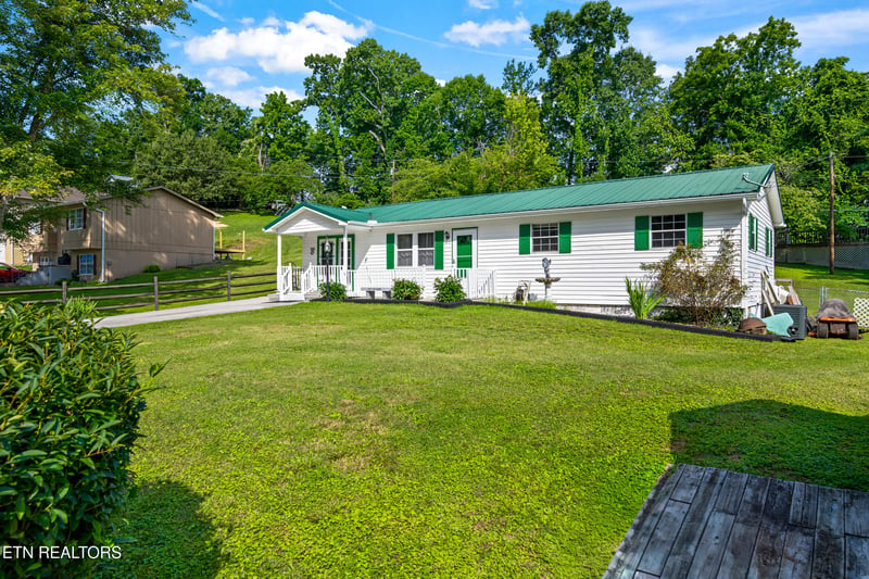 310 Hollifield Dr, Jacksboro, TN 37757