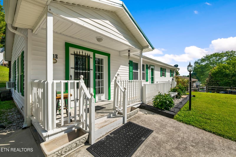 310 Hollifield Dr, Jacksboro, TN 37757