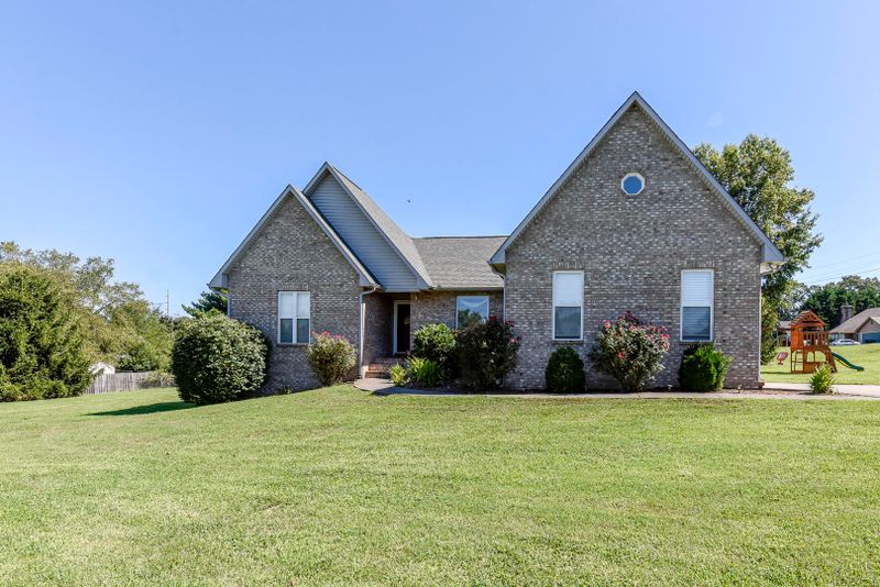310 Orchard Dr, Lenoir City, TN 37772