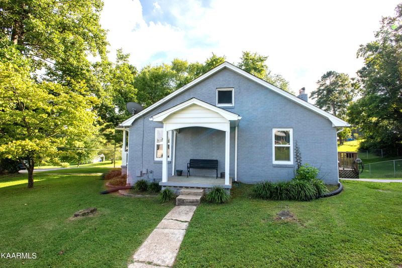 310 Ridgeview Dr, Clinton, TN 37716