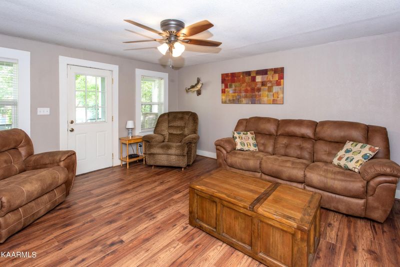 310 Ridgeview Dr, Clinton, TN 37716