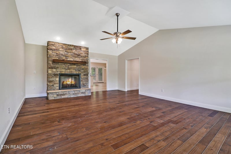 310 Summerwind Dr, Crossville, TN 38571
