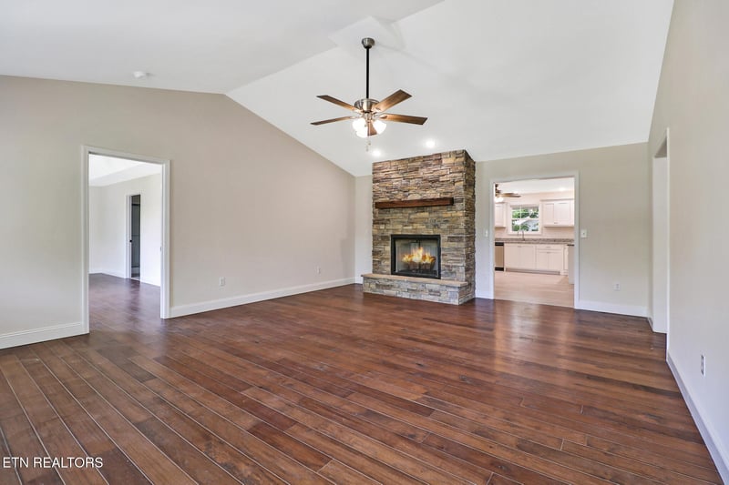 310 Summerwind Dr, Crossville, TN 38571