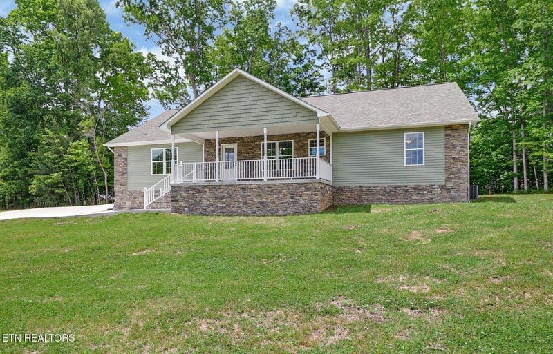 310 Summerwind Dr, Crossville, TN 38571