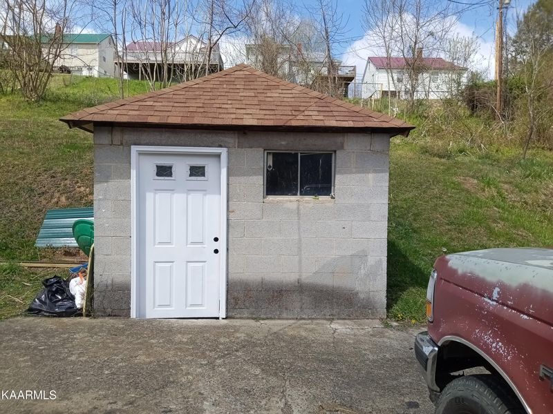 310 W Fir St, Lafollette, TN 37766