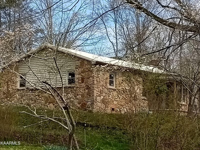 310 W Fir St, Lafollette, TN 37766