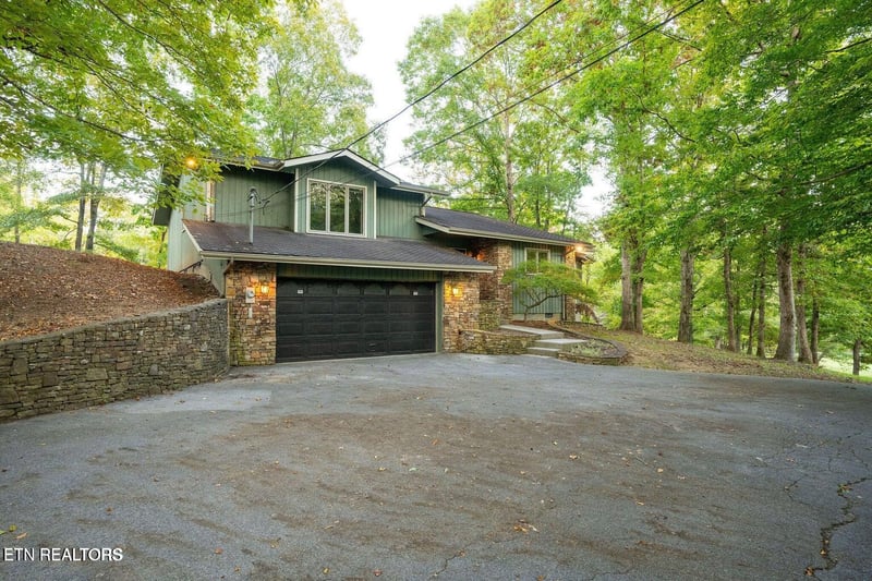 310 White Cap Ln, Pigeon Forge, TN 37863
