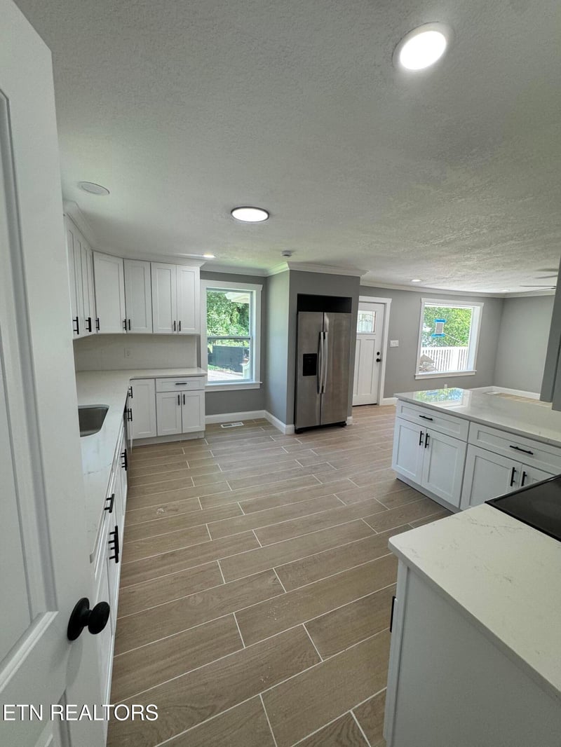 311 12 E 1st Ave, Lenoir City, TN 37771