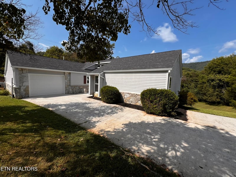 311 Jane Way Ln, Jacksboro, TN 37757