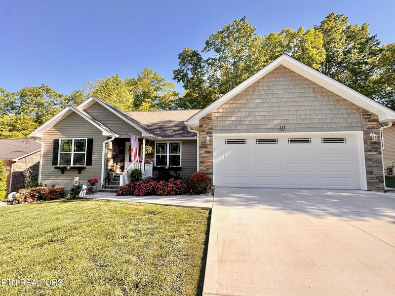 311 Lakeview Dr, Crossville, TN 38558