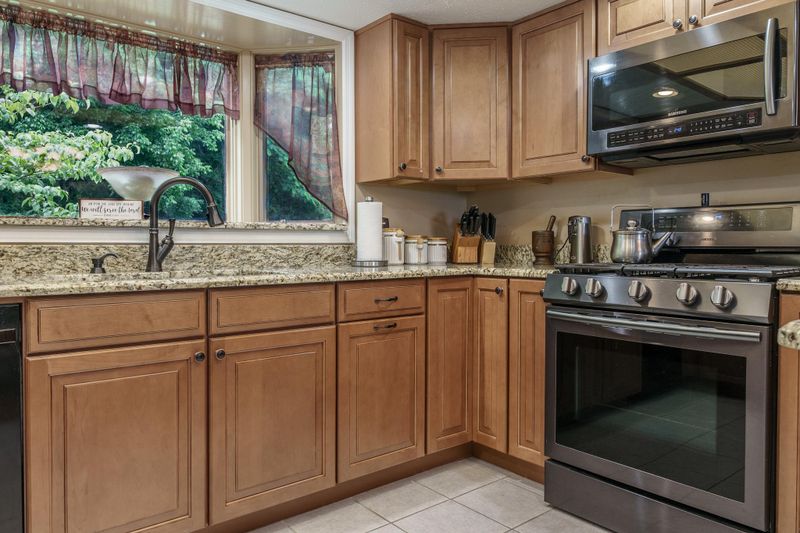311 Maggie Mack Ln, Sevierville, TN 37862