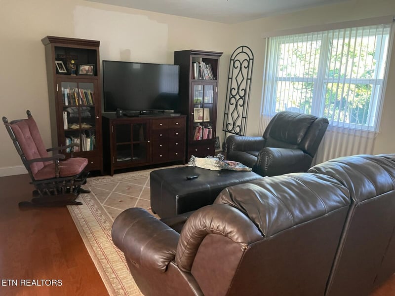 311 Sandy Hill Cir, Lafollette, TN 37766