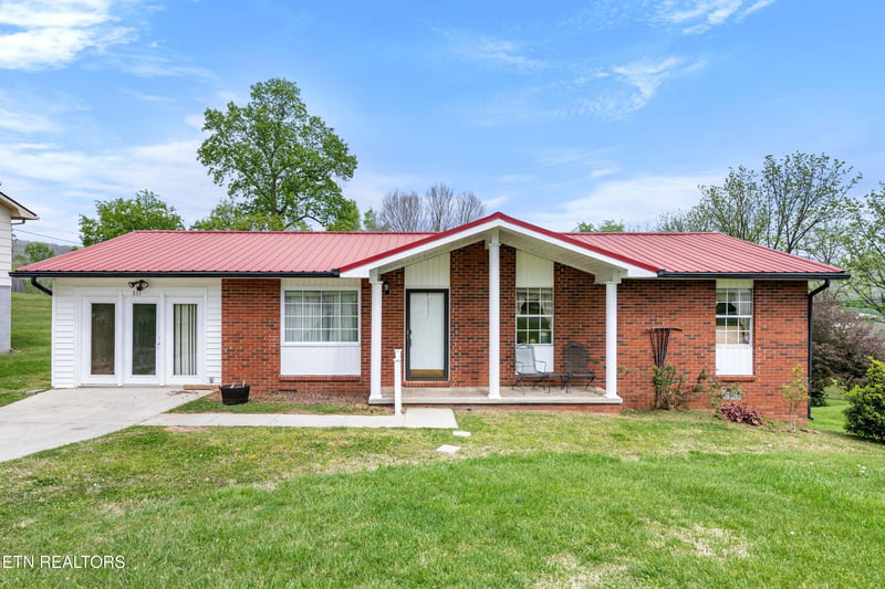 311 Thelma Cir, Jacksboro, TN 37757