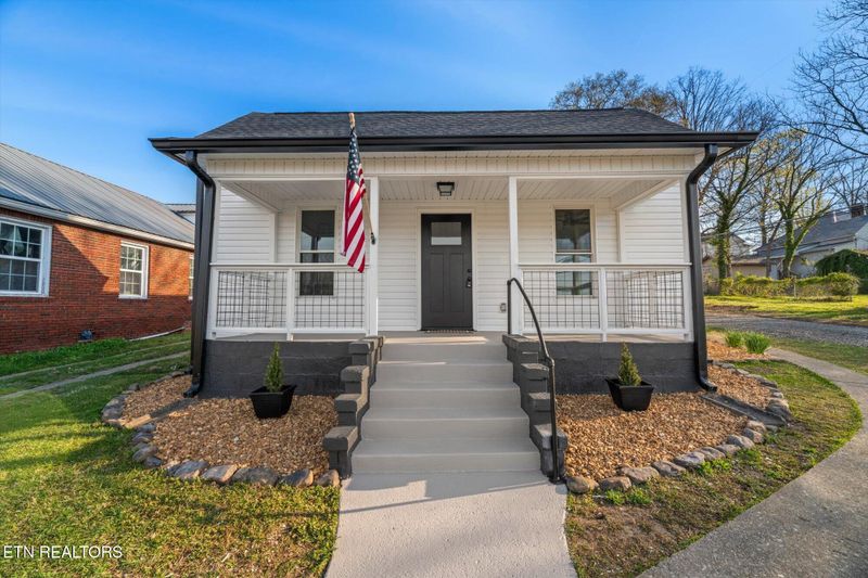 312 5th St, Etowah, TN 37331