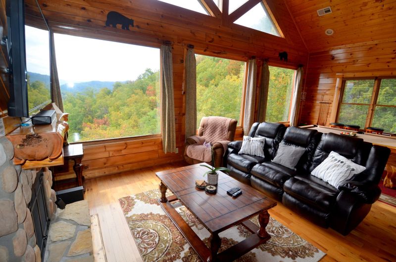 3121 Lakeview Lodge Dr, Sevierville, TN 37862