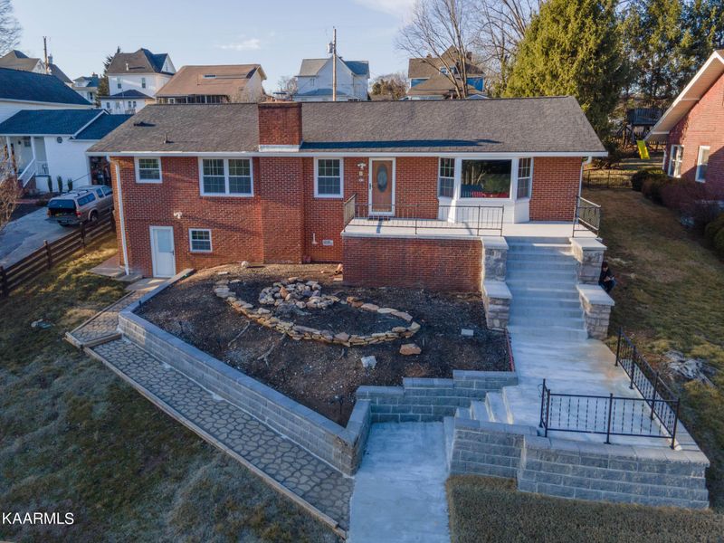 313 E 2nd Ave, Lenoir City, TN 37771
