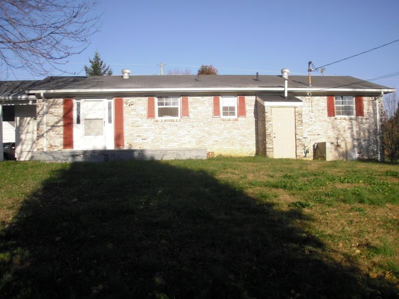 313 Eagle Bluff Rd, Jacksboro, TN 37757