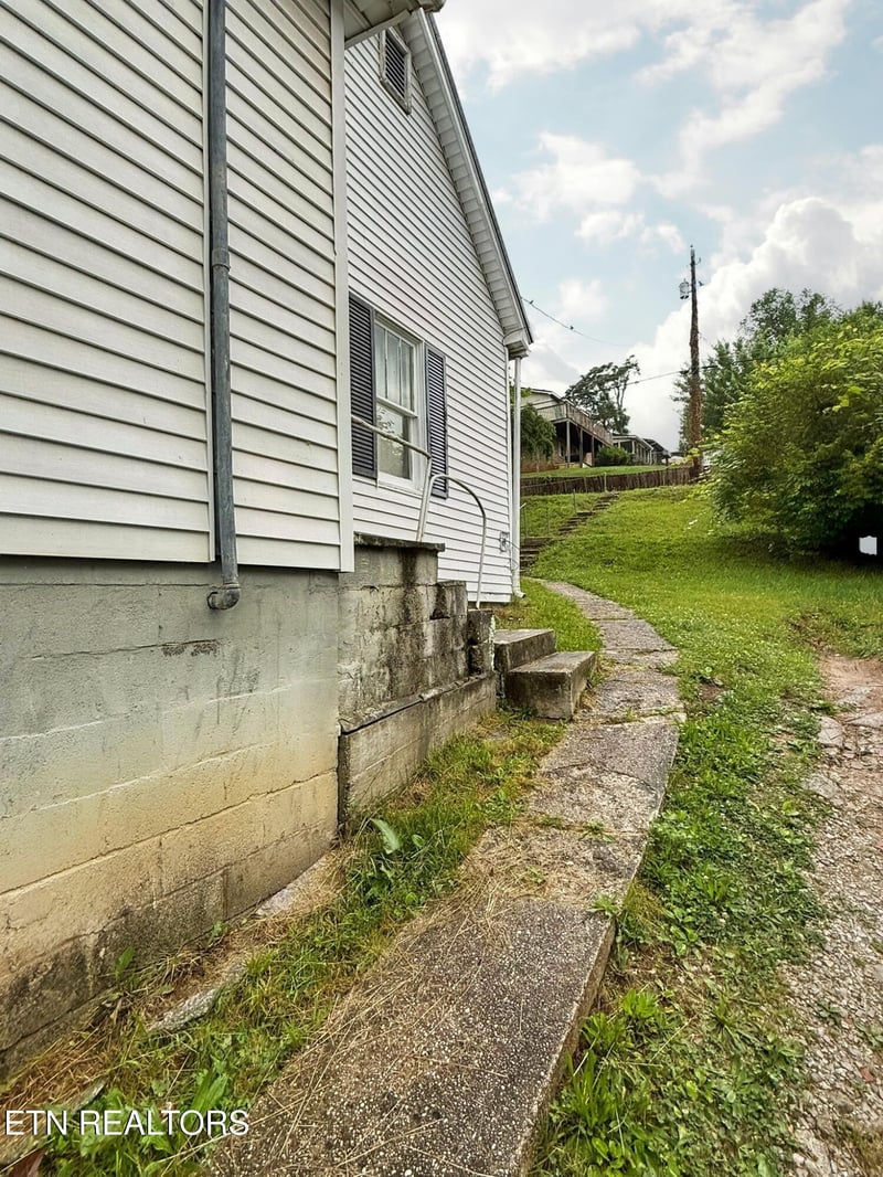 313 W Walden St, Lafollette, TN 37766