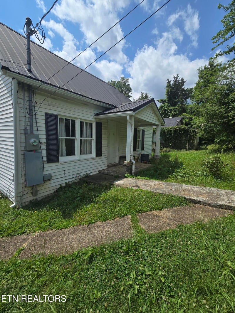 313 W Walden St, Lafollette, TN 37766
