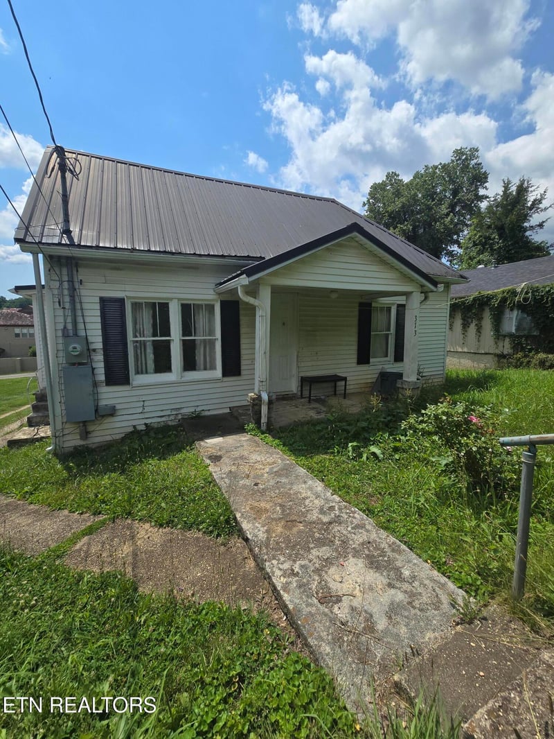 313 W Walden St, Lafollette, TN 37766