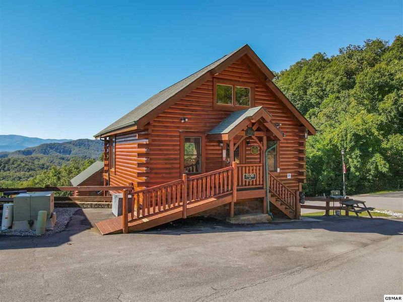 3130 Lakeview Lodge Dr, Sevierville, TN 37862