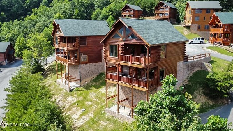 3140 Lakeview Lodge Dr, Sevierville, TN 37862