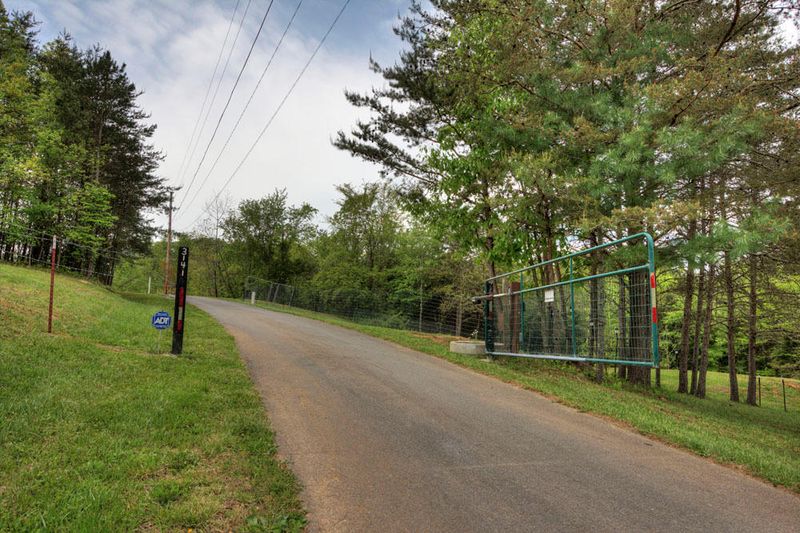 3141 Mutton Hollow Rd, Kodak, TN 37764