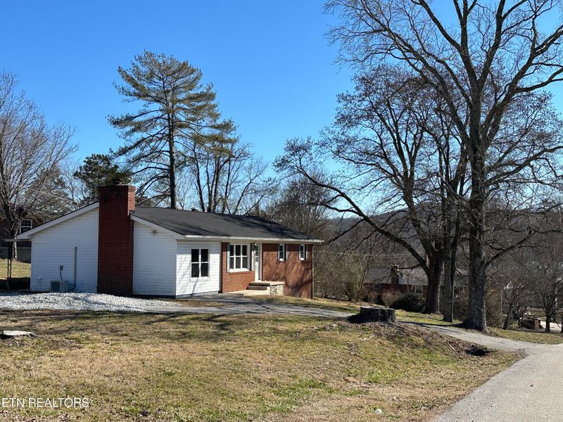315 Lakeshore Dr, Lafollette, TN 37766