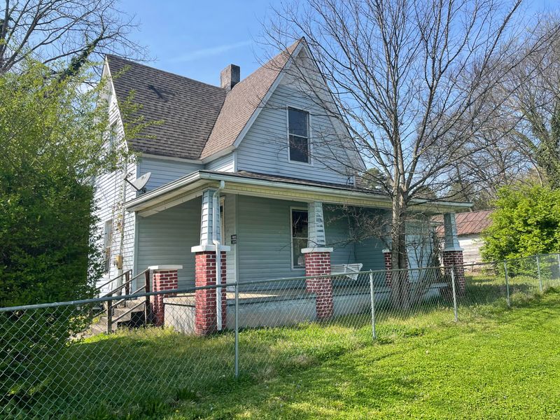 315 W Broad St, Clinton, TN 37716