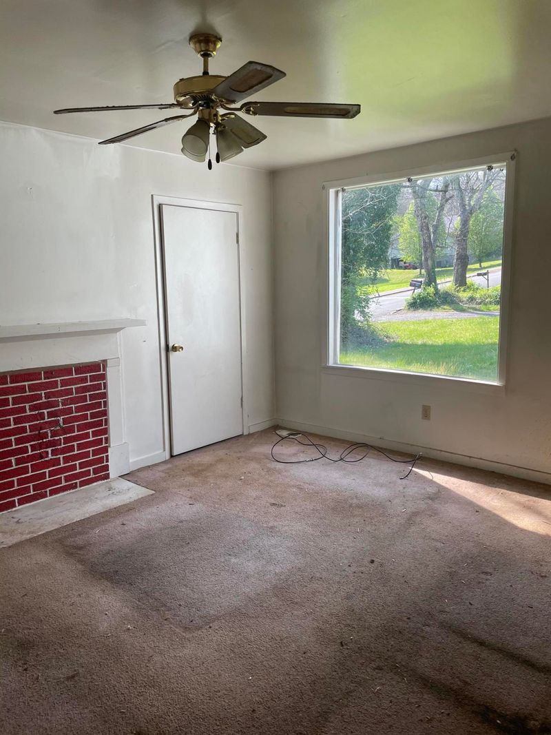 315 W Broad St, Clinton, TN 37716
