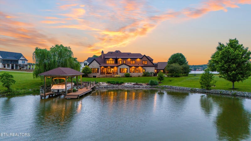 316 Spoondrift Ct, Louisville, TN 37777