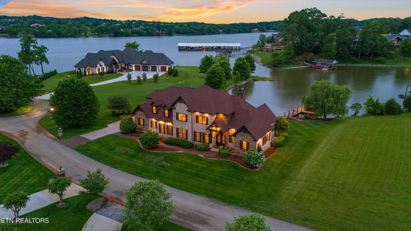 316 Spoondrift Ct, Louisville, TN 37777
