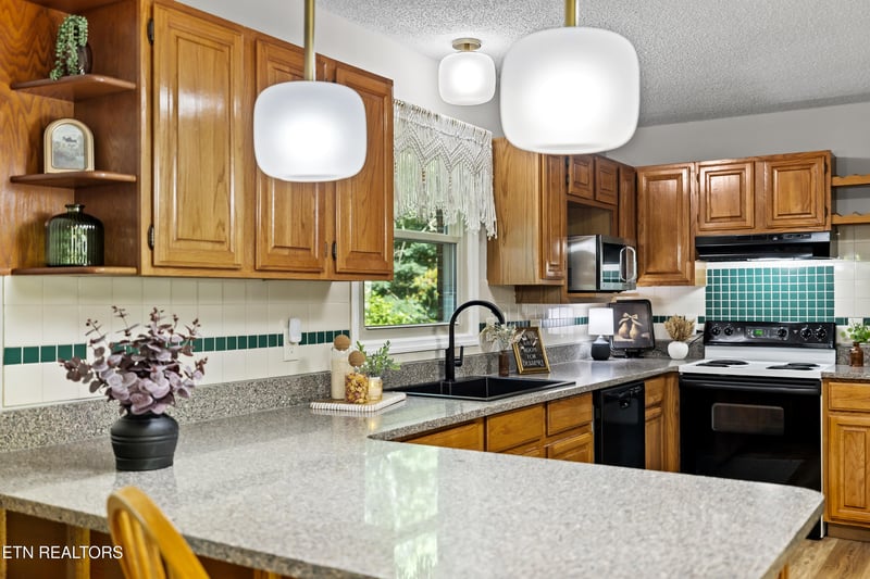 317 S Carter School Rd, Strawberry Plains, TN 37871