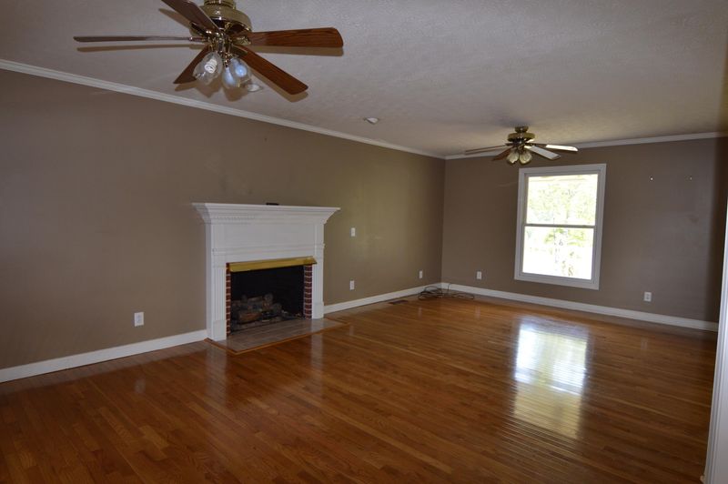 318 Edgelake Dr, Kingston, TN 37763