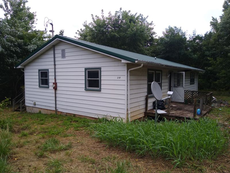 318 Lynn Ln, Lafollette, TN 37766