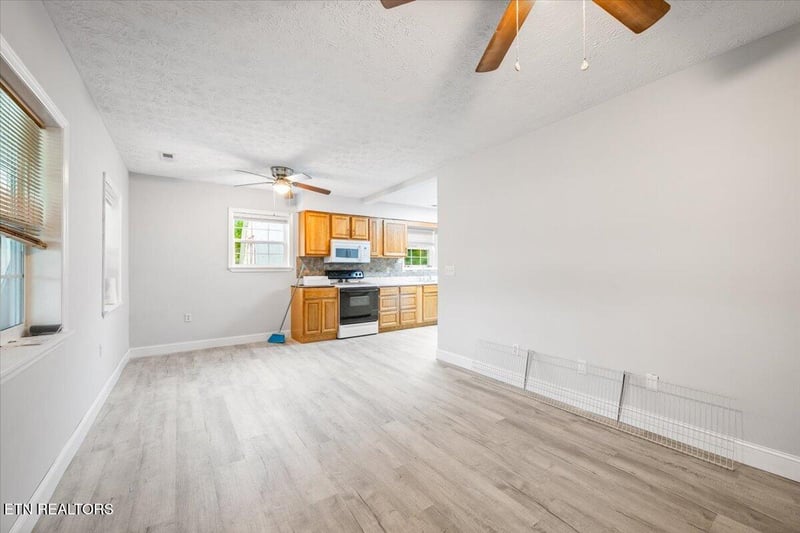 318 Springfield Dr, Lafollette, TN 37766
